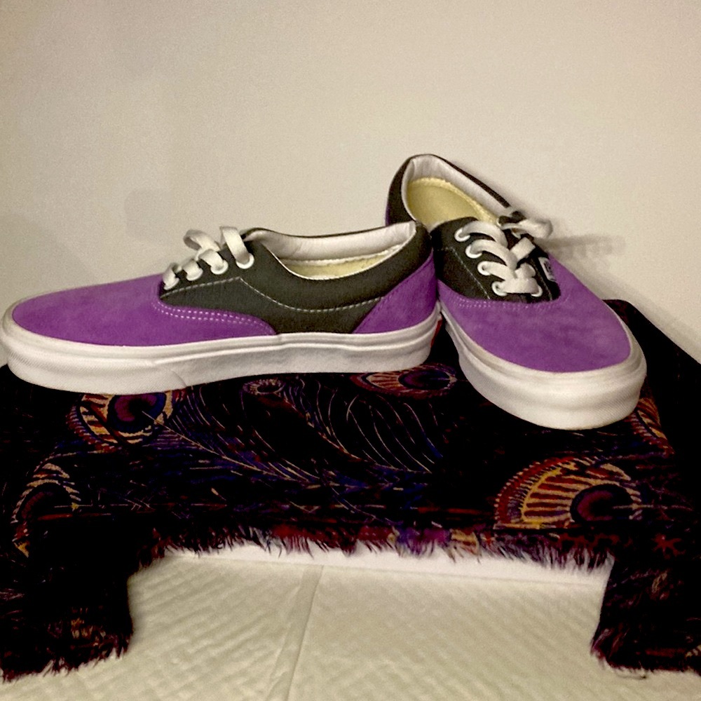 Vans “Off the Wall” ladies, as well as mens sneakers. 6.5 for woman, 5 for men.
